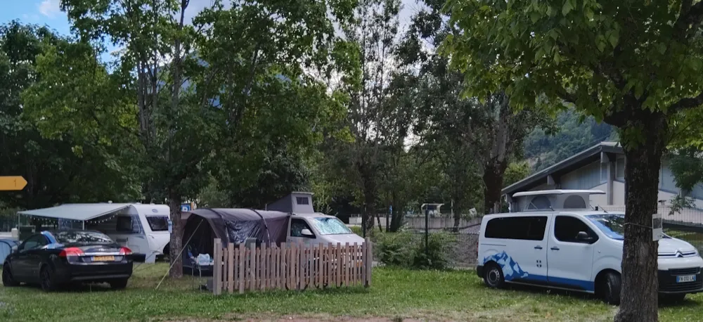 Stellplatz - Classic Stellplatz Paket: 1 Auto Mit 1 Zelt Oder 1 Wohnwagen / 1 Wohnmobil / Transporter - Camping Le Martinet 