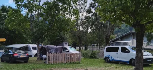 Emplacement - Forfait Empl Classique : 1 Voiture Avec 1 Tente Ou 1 Caravane / 1 Camping Car / Van Aménagé - image n°1 - Camping Le Martinet 