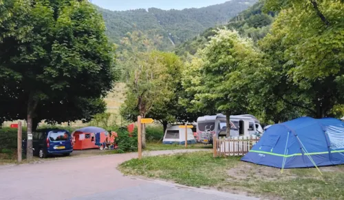 Emplacement - Forfait Empl Classique : 1 Voiture Avec 1 Tente Ou 1 Caravane / 1 Camping Car / Van Aménagé - image n°2 - Camping Le Martinet 