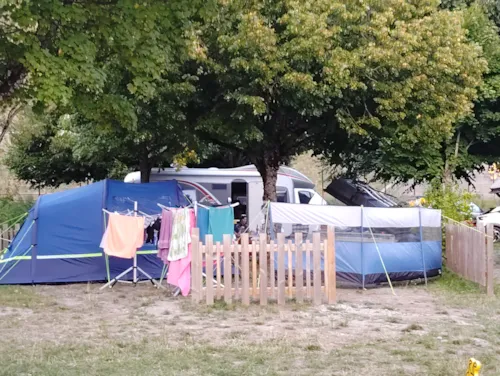 Emplacement - Forfait Empl Classique : 1 Voiture Avec 1 Tente Ou 1 Caravane / 1 Camping Car / Van Aménagé - image n°3 - Camping Le Martinet 