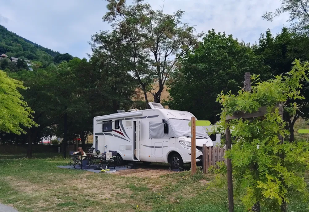 Stellplatz - Xl-Stellplatzpaket 1 Auto Und 1 Ausrüstungs (Zelt Oder Wohnwagen Oder Wohnmobil Oder Transporter - Camping Le Martinet 