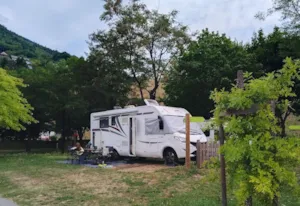 Emplacement - Forfait Empl XL  1 voiture et 1 équipement (tente ou caravanne ou camping car ou fourgon - Camping Le Martinet 