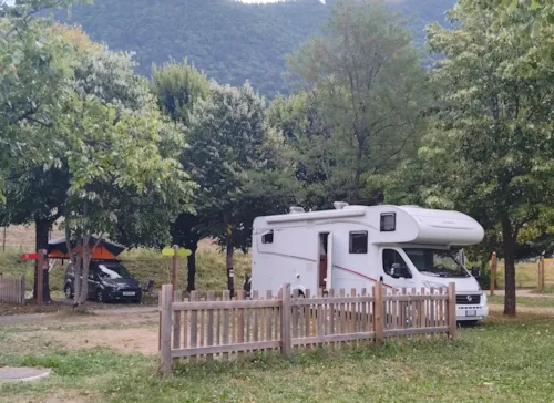 Emplacement - Forfait Empl Xl  1 Voiture Et 1 Équipement (Tente Ou Caravanne Ou Camping Car Ou Fourgon - image n°2 - Camping Le Martinet 