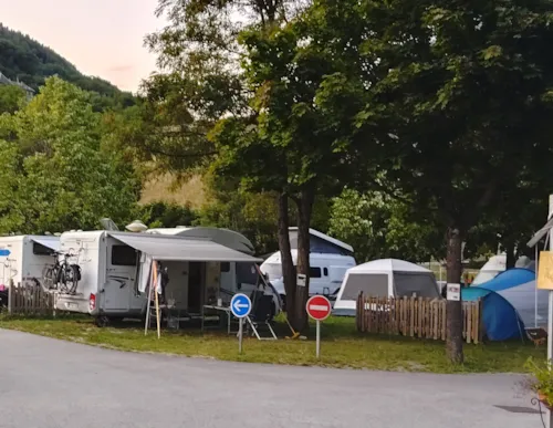 Emplacement - Forfait Empl Xl  1 Voiture Et 1 Équipement (Tente Ou Caravanne Ou Camping Car Ou Fourgon - image n°3 - Camping Le Martinet 