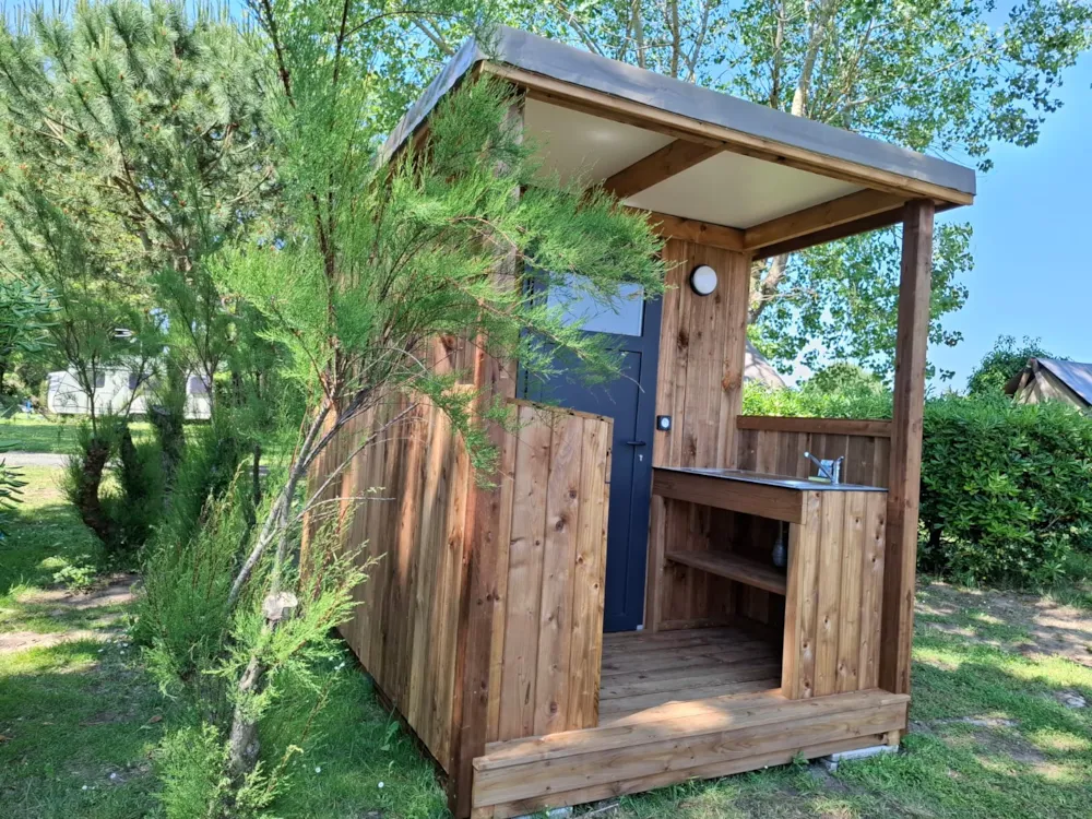 Stellplatz - Luxury Package - Private Bathroom (Shower, Wc, Washbasin), Outdoor Kitchen, Electricity - Camping Seasonova Ensoya