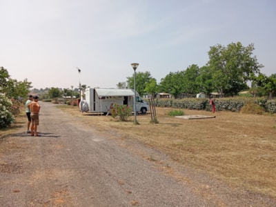 COMFORT PACKAGE: Pitch + 2 people + electricity
