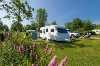 Stellplatz - Stellplatz Grand Comfort: Strom + Wasser- Und Abwasseranschluss - Camping de l'Etang Sites et Paysages