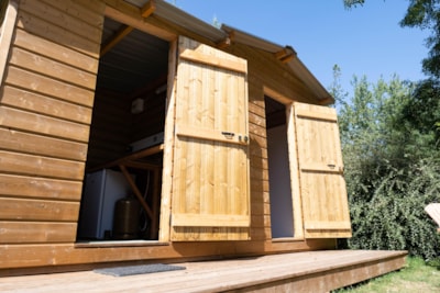 Premium pitch with private sanitary facilities and kitchenette! — 4