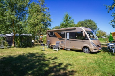 Privilege Pitch Pond with private pontoon + 16A electricity + water — 2
