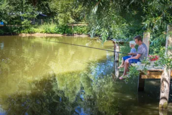 Stellplatz - Stellplatz Privilege Étang Mit Eigenem Steg + Strom 16A + Wasser - Camping de l'Etang Sites et Paysages