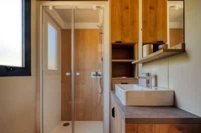 Premium Chalet Maine 2 bedrooms - TV - Dishwasher - NEW 2025, PRIVATE PONTOON  !