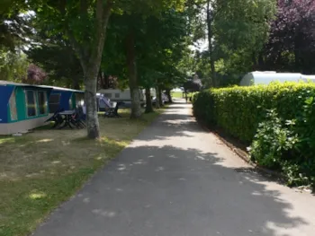 Stellplatz - Stellplatz Wasser- Und Abwasseranschluss + Auto +  Strom 15A - AIROTEL Camping LE RAGUENES PLAGE