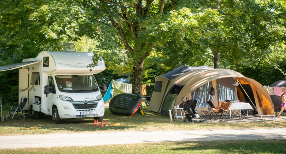 Camping Onlycamp du Lac de Roybon — Foto 1