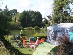 Stellplatz - Stellplatz Teich 90 / 100M² - - Airotel Camping Etang des Haizes