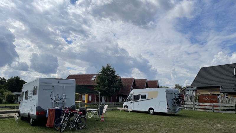 Small pitch (2.5 m wide) for self-sufficient motorhomes, caravans