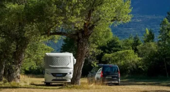 Kampeerplaats(en) - Vaste Prijs Voor Een Kampeerplaats (2 Personen, 1 Voertuig, 1 Opstelling) - Camping Onlycamp La Fontaine