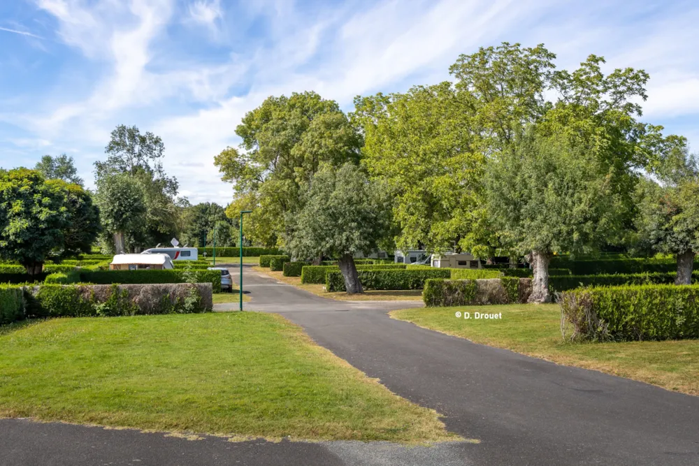 Emplacement - Forfait Camping (2 Personnes, 1 Véhicule, 1 Installation) - Camping Onlycamp Les Grenettes