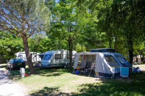 Pitch - Grand Confort Package: Pitch + Electricity + Water And Drainage Point - image n°4 - Camping La Nouzarède