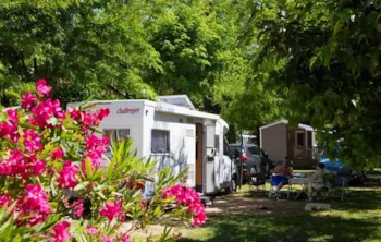 Stellplatz - Grand Confort Pauschale: Stellplatz + Strom + Abwasser-/Fließwasseranschluss - Camping La Nouzarède
