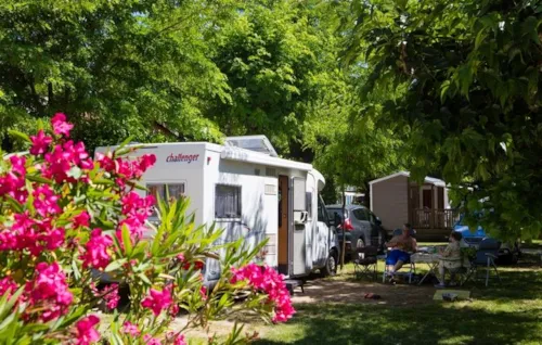 Pitch - Grand Confort Package: Pitch + Electricity + Water And Drainage Point - image n°1 - Camping La Nouzarède
