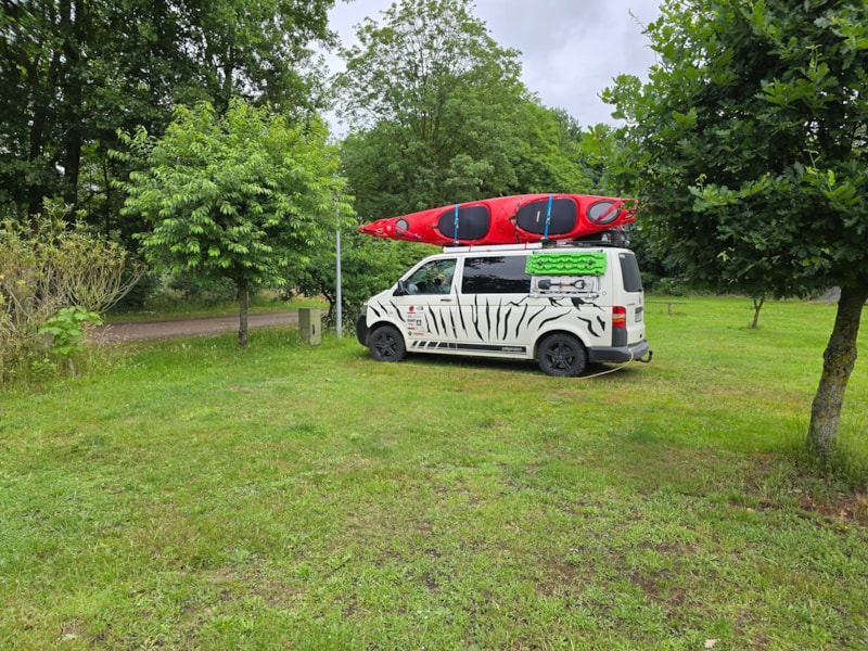 Parkeerplaats voor campers voor de slagboom