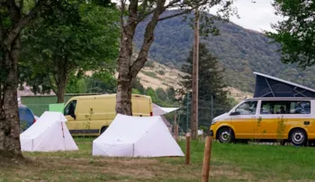 Pitch - Pitch Package (2 Persons, 1 Vehicle, 1 Installation) - Camping Onlycamp Les Monts du Cantal