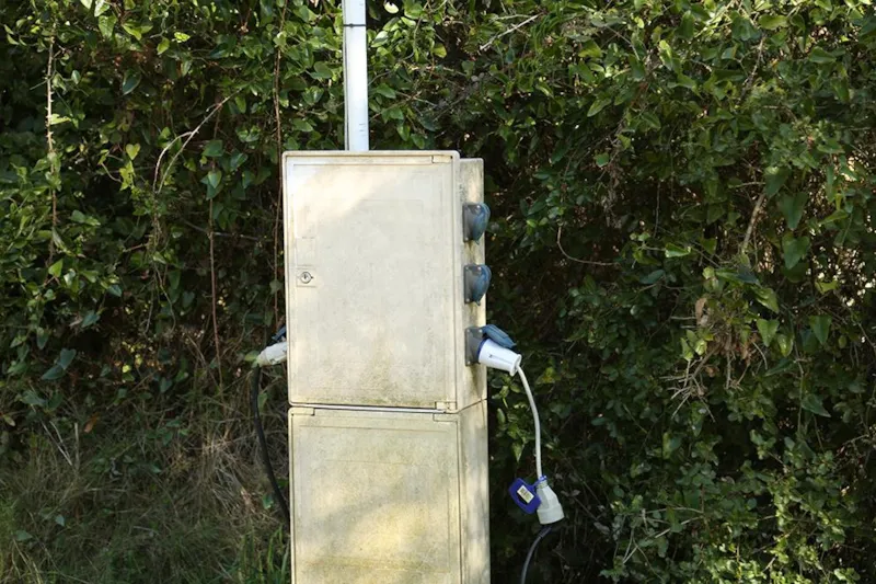 Emplacement Forfait Confort** (Avec Électricité 10A) - Voiture, Tente, Caravane Ou Camping-Car