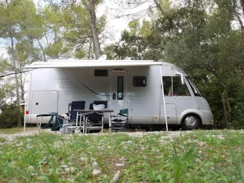 Stellplatz - Stellplatz Pauschale Confort** (Mit Strom 10A)  - Auto, Zelt, Wohnwagen Oder Wohnmobil - Flower Camping le FONDESPIERRE