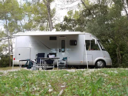 Piazzola Forfait Confort** - Auto, Tenda, Roulotte O Camper + Elettricità (10A)