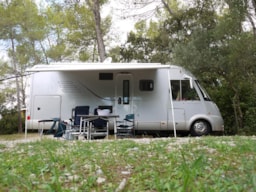 Kampeerplaats(en) - Standplaats Confort** (Met 10A Elektriciteit)  - Auto, Tent, Caravan Of Camper - Flower Camping le FONDESPIERRE