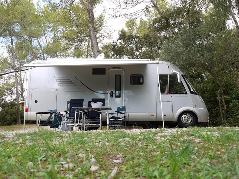 Emplacement forfait Confort** (avec électricité 10A) - voiture, tente, caravane ou camping-car