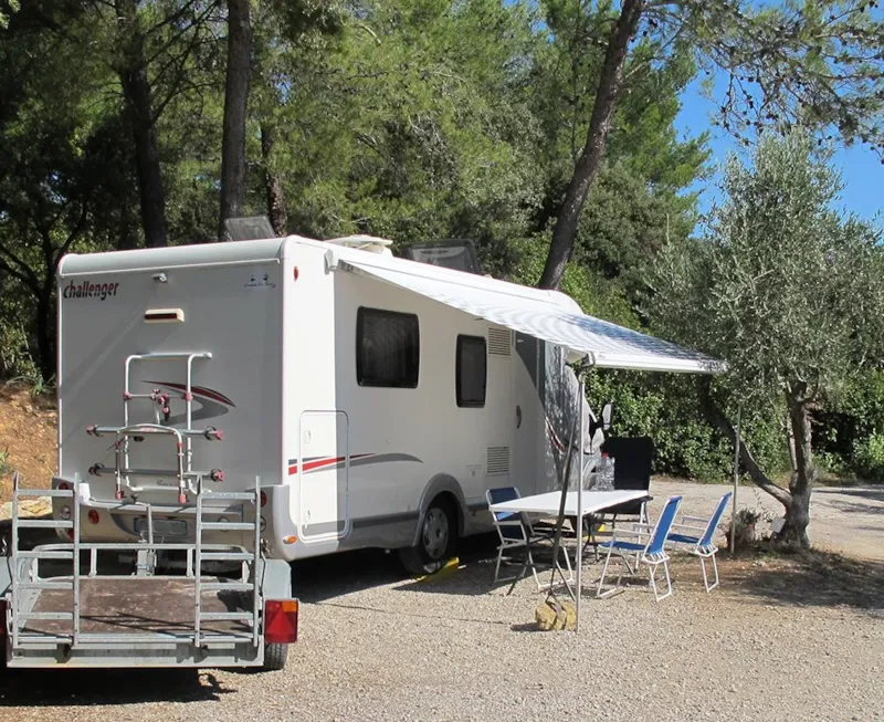 Emplacement Forfait Confort** (Avec Électricité 10A) - Voiture, Tente, Caravane Ou Camping-Car