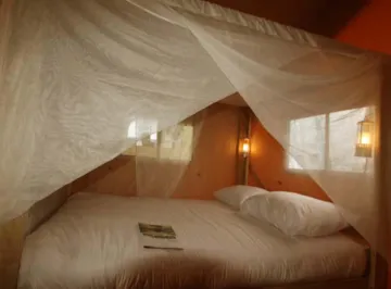 Location - Tente Confort+ Safari 35 M² Mercredi-Mercredi - 2 Chambres - Capfun Camping LA CHATAIGNERAIE de Sarlat