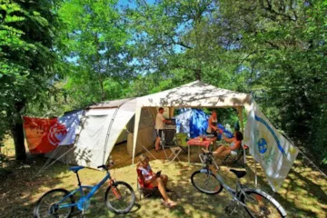 Kampeerplaats(en) - Pakket Confort : 1-2 Pers. +1 Auto + Tent / Caravan + Elektriciteit + Water - Capfun Camping LA CHATAIGNERAIE de Sarlat