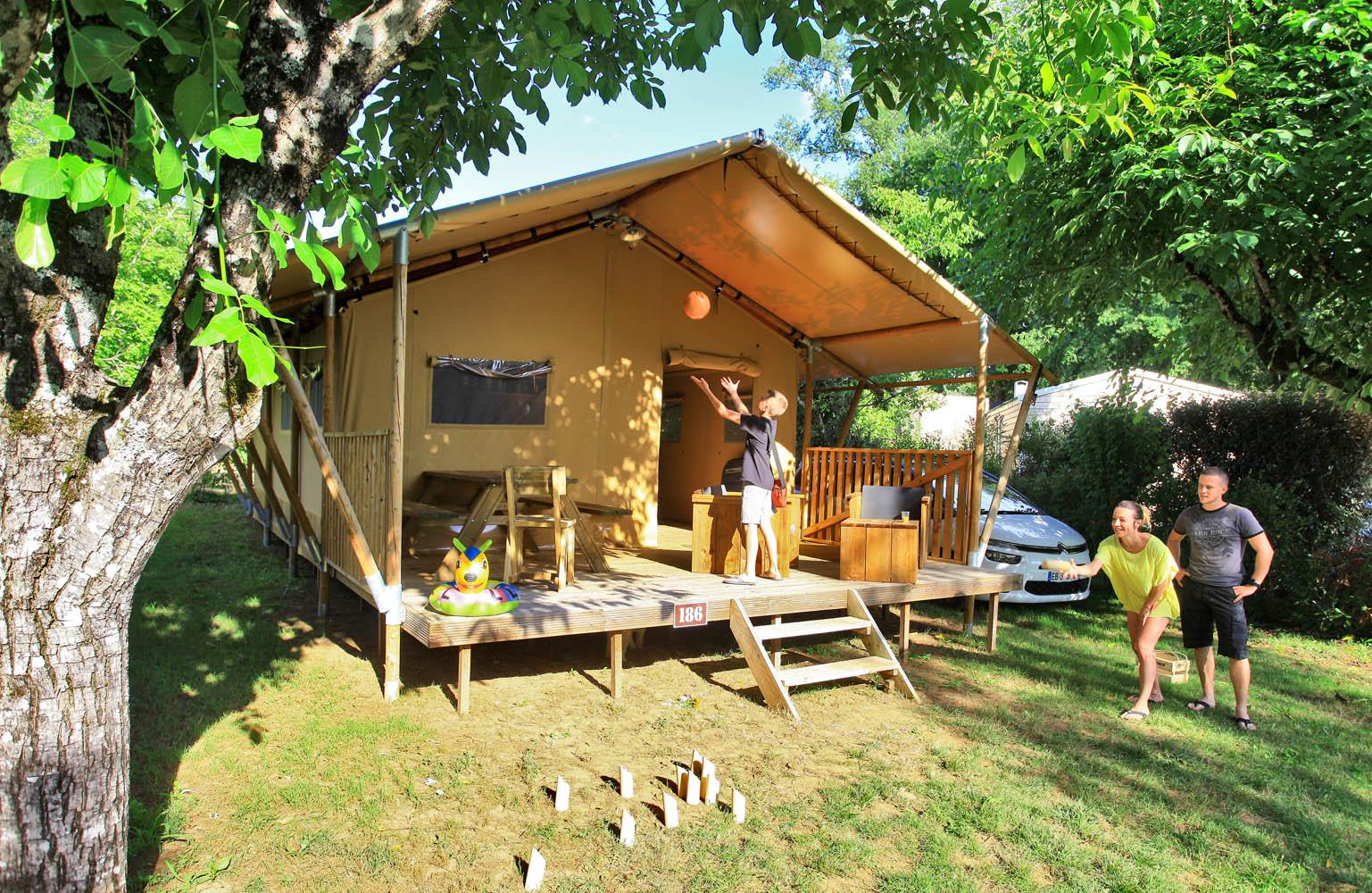 Accommodation - Tent Safari Confort + 35 M² - 2 Bedrooms - Camping LA CHATAIGNERAIE de Sarlat