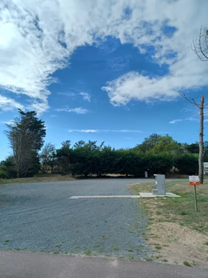 Emplacement 48M2 Avec Borne Électrique