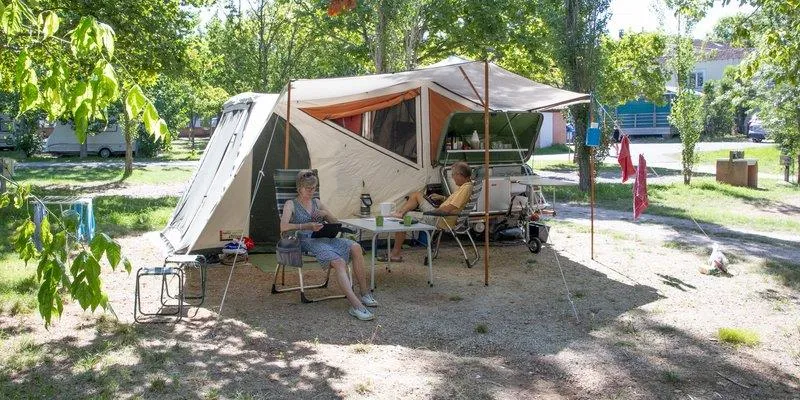 Piazzola Confort (tenda, roulotte, camper / 1 auto / Elettricità 6A)