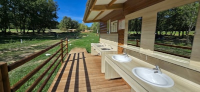 Pitch with electricity included for 2 people (1 tent or 1 van or 1 caravan or 1 motorhome) — 8