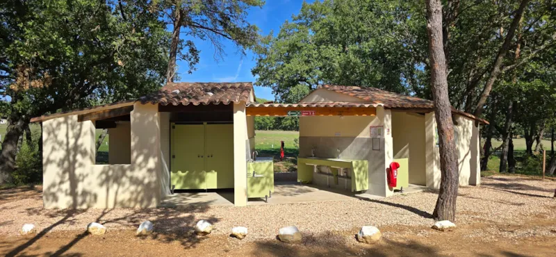 Emplacement Avec Electricité Inclus 2 Personnes (1 Tente Ou 1 Van Ou 1 Caravane Ou 1 Camping-Car)