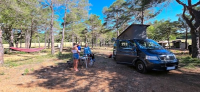 Pitch with electricity included for 2 people (1 tent or 1 van or 1 caravan or 1 motorhome) — 2