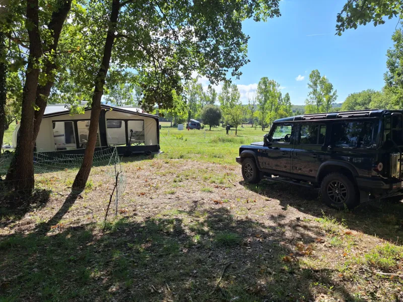 Emplacement Avec Electricité Inclus 2 Personnes (1 Tente Ou 1 Van Ou 1 Caravane Ou 1 Camping-Car)