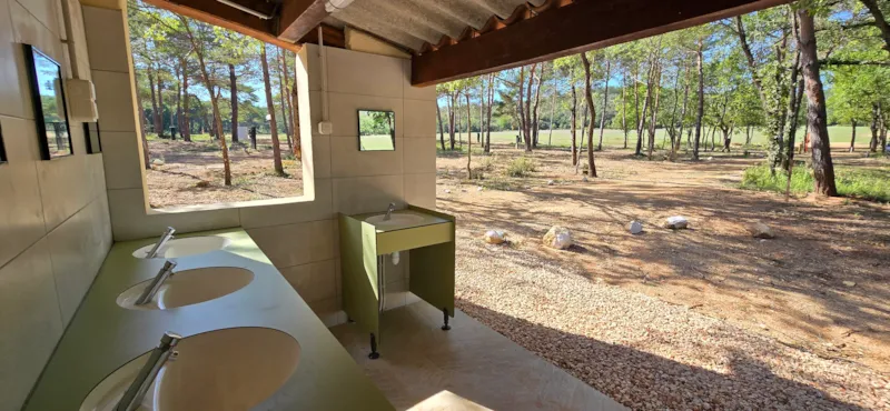 Emplacement Avec Electricité Inclus 2 Personnes (1 Tente Ou 1 Van Ou 1 Caravane Ou 1 Camping-Car)