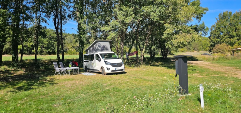 Stellplatz mit Strom inklusive 2 Personen (1 Zelt oder 1 Van oder 1 Wohnwagen oder 1 Wohnmobil)