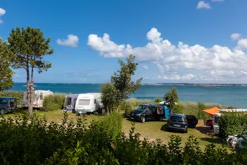Stellplatz - Stellplatz + Fahrzeug - Camping AR KLEGUER