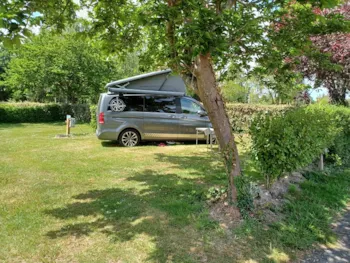 Stellplatz - Camping Stellplatz+ 1 Auto + Strom - 1/2 Person - Camping DE LA PISCINE