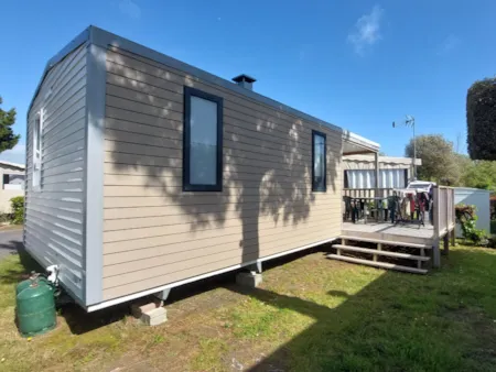 Accommodation - Mobil Home Aqua 2 Chambres 4/5 Personnes Terrasse Semi-Couverte Tv - Camping L'Albizia by Aquatique Vacances