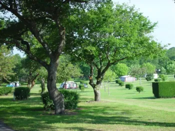 Stellplatz - Stellplatz - Fahrzeug - Strom 6A - Le Logis du Breuil