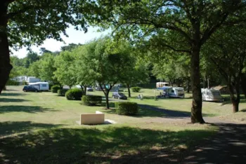 Stellplatz - Stellplatz - Fahrzeug - Strom 10A - Le Logis du Breuil