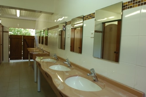 EInfacher Stellplatz (mit 1 Pkw + 1 Wohnwagen/Zelt+ Strom 10A)