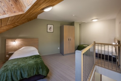Quadruple duplex room